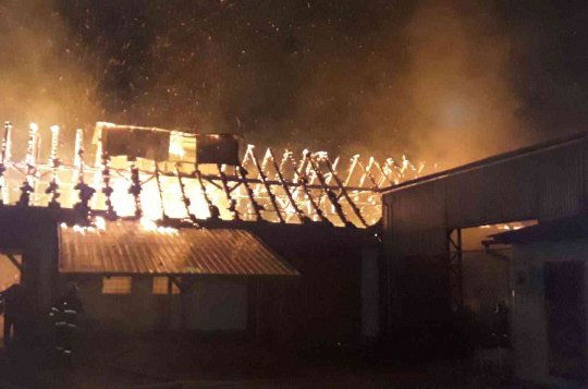 V Kozlově hořela střecha hospodářského stavení, na místě zasahovalo osm jednotek hasičů