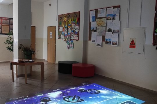 Žáci v Mostištích se učí pomocí interaktivní podlahy