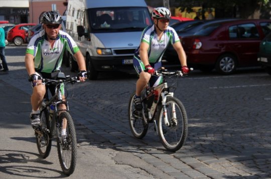 Cyklisti jedou pod žhavým sluncem z Meziříčí do Bystřice