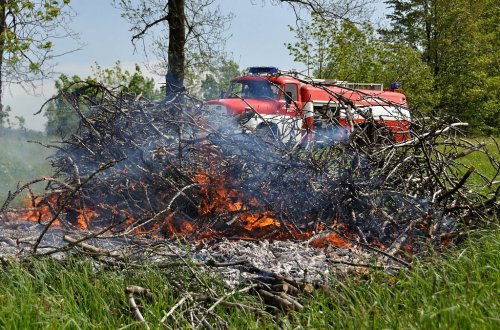 Hasiči prosí občany, aby nepálili klestí v lese