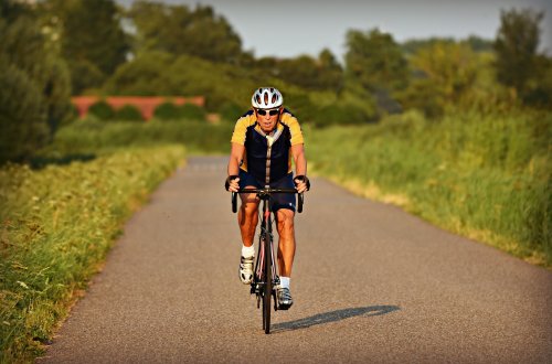 Na kole a běhat v lese můžete bez roušky, otevírají se venkovní sportoviště