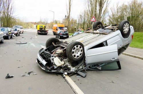 Dvanáct řidičů usedlo za volant v podnapilém stavu a s vozidlem havarovalo