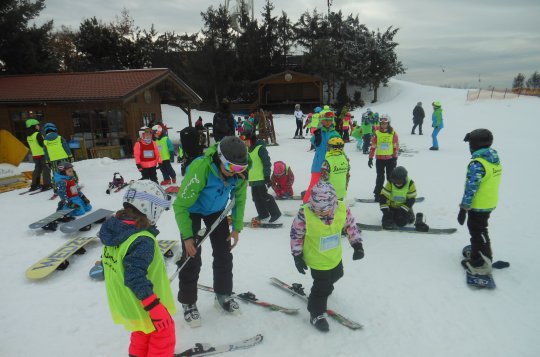 Na sjezdovce se začaly střídat školní lyžařské kurzy