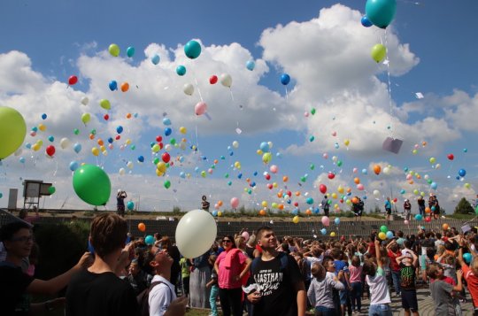Balonky s dopisy zaplnily oblohu nad ZŠ Školní