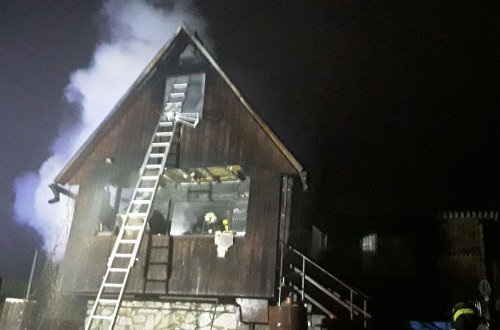 Požár chaty ve Velkém Meziříčí za sebou zanechal škodu 400 tisíc korun