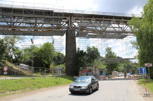 Oprava viaduktu omezuje provoz aut i vlaků
