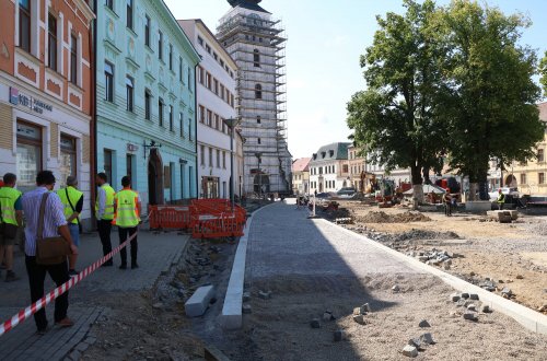 Na náměstí přibývá dlažba i podzemní kontejnery