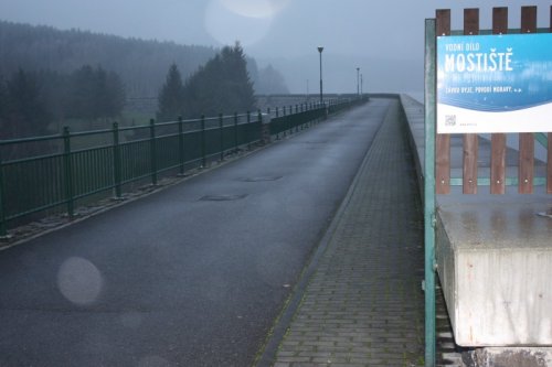 Uzavírka silnice přes hráz začne v říjnu