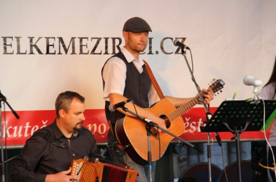 Z náměstí se stala irská hospoda s tancem a pivem