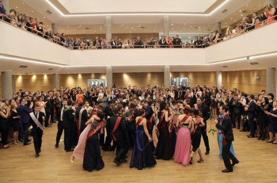 Při šerpování na maturanty pršely mince pro štěstí