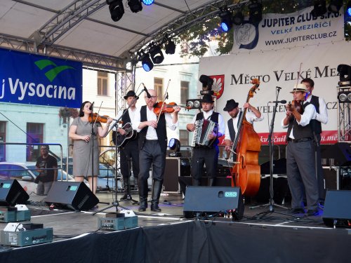 Burčák, sluníčko, muzika. Velkomeziříčské hody bavily davy