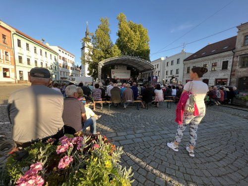 Nedělní podvečer zpříjemnila kapela Tataband