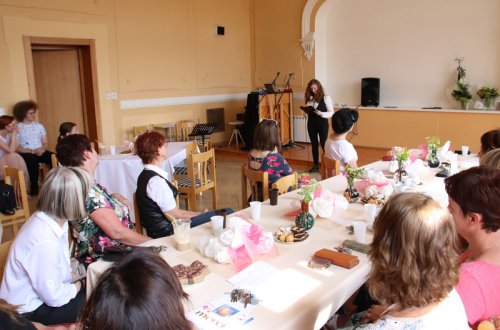 Gymnazisté představili svou tvorbu v kavárně