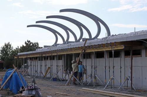 Tribuna na hřišti dostává podobu