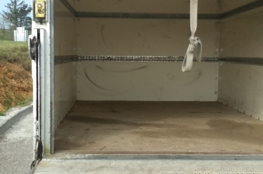 Upravená dodávka převážela migranty