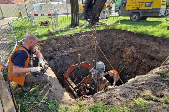 Rekonstrukce náměstí: Stavaři dělají protlak pod javorem