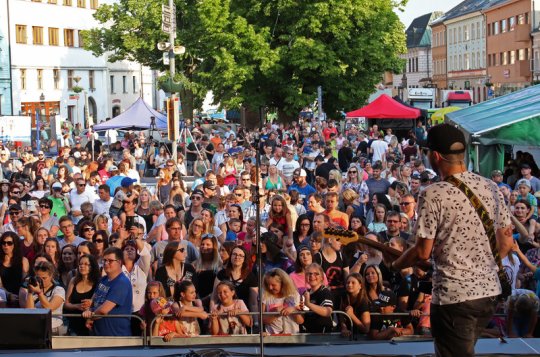 Muzikanti dětem děkují za podporu a pomoc