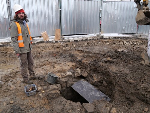 Archeologové našli před kostelem studnu