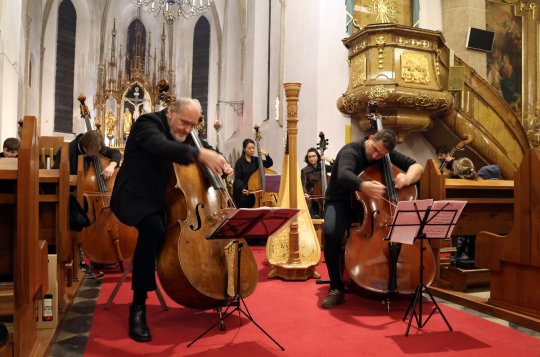 Brněnské kontrabasy zahrály ke svátku sv. Mikuláše