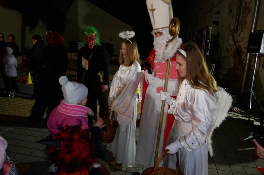 Mikuláš s družinou naděloval v Dóze