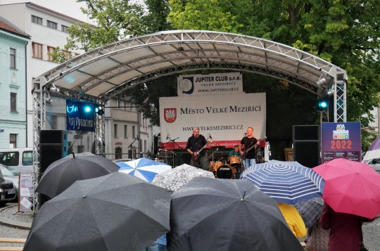 Sobotní kapely roztančily publikum i v dešti
