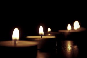 Svátek 17. listopadu oslavíme zapálením svíček a hudbou