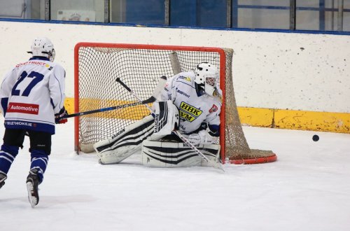Junioři HHK zvítězili po samostatných nájezdech v Jindřichově Hradci. Vítězný gól dal Tadeáš Procházka