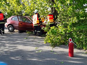 U Moravce narazila řidička s osobním vozidlem do stromu, skončila v péči zdravotníků