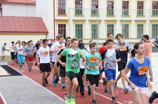 Společným během dnes gymnazisté slavnostně otevřeli své nové hřiště