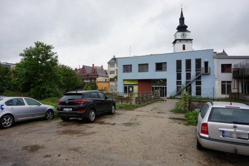 V areálu za řekou lze parkovat. Průchod budovou Svitu je otevřen