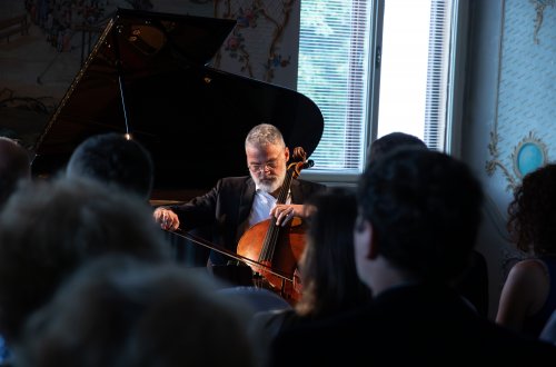 Zámeckou jídelnou zněla vážná hudba