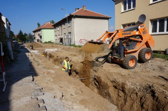 Přeložka plynu v ulici Nad Tratí začala 