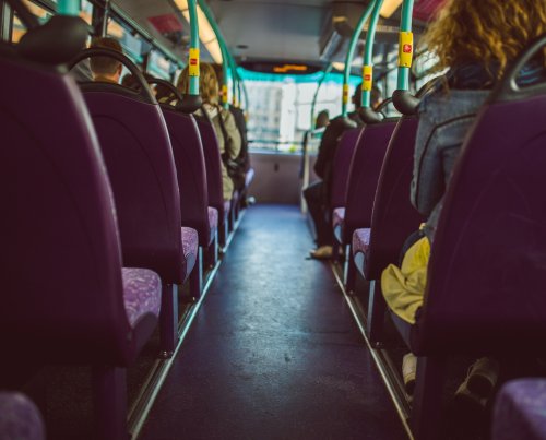 V autobuse cestoval silně podnapilý mladík