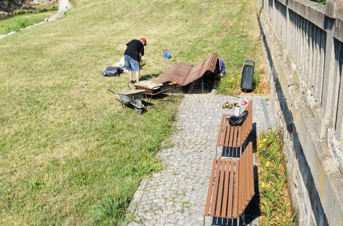 Na náplavce je nové lehátko