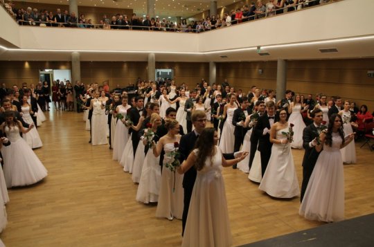 Taneční kurz dotančil k bílé prodloužené