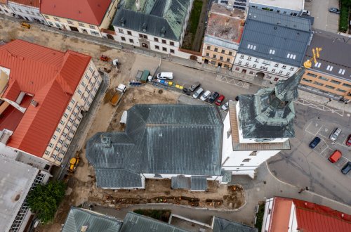 Z kostelní věže shlédněte na vykopávky