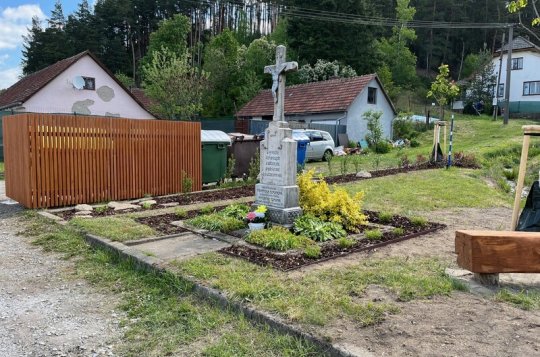 Úpravy kolem křížku jsou hotové