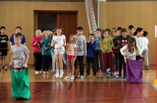 Návštěva z Tisna dnes tráví čas ve škole u kostela