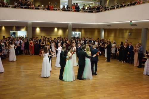 Studentský ples korunovalo šerpování letošních maturantů
