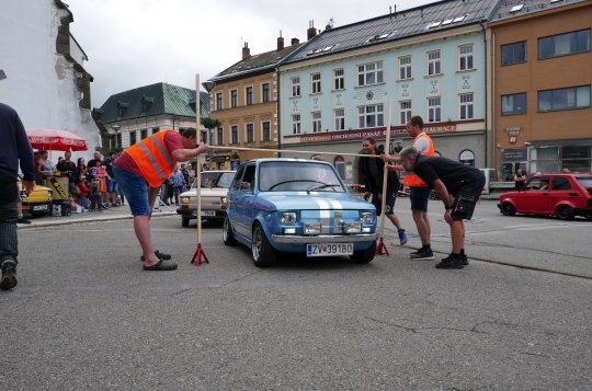 Majitelé Fiatu 126 se proháněli Meziříčím