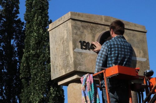 Pomník je po obnově připraven k odhalení