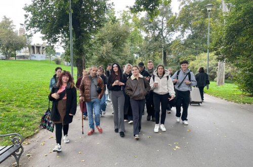 Letadla, luxusní hotel i život na ulici – naše exkurze do Prahy