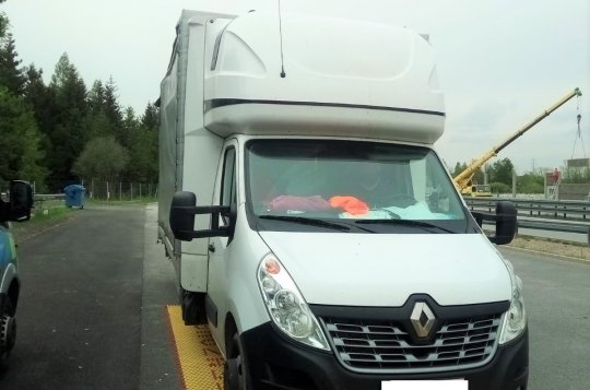 Při kontrolách policisté odhalili dodávku přeplněnou díly pro dětská hřiště