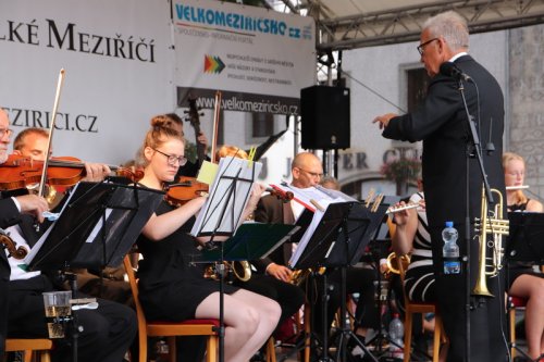 Dánský soubor Skjern Salonorkester zahrál na meziříčském náměstí