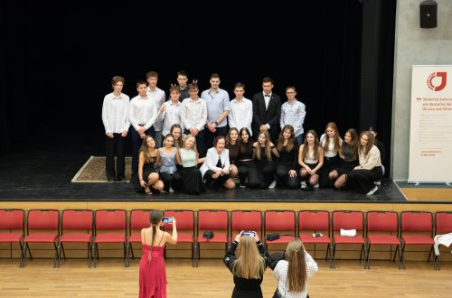 Na závěr si zatančili v civilu