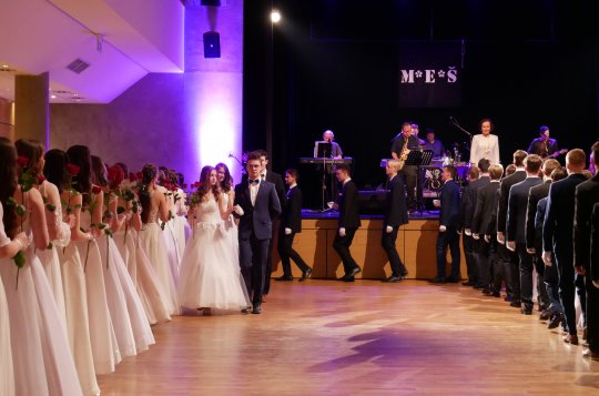  Gymnázium Velké Meziříčí zve na studentský ples