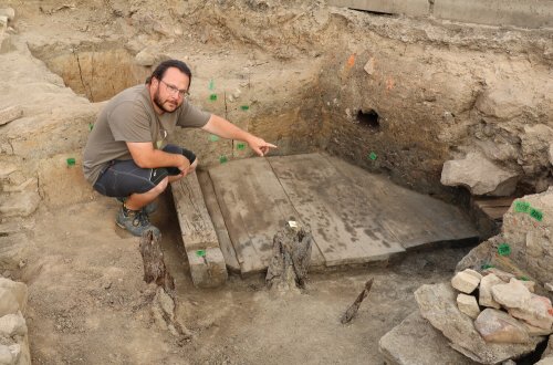 Archeologové objevili sud s unikátním detailem i středověkou hračku