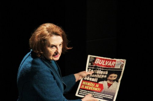 Bulvární hon na hereckou hvězdu vtipně sehrála Eva Holubová