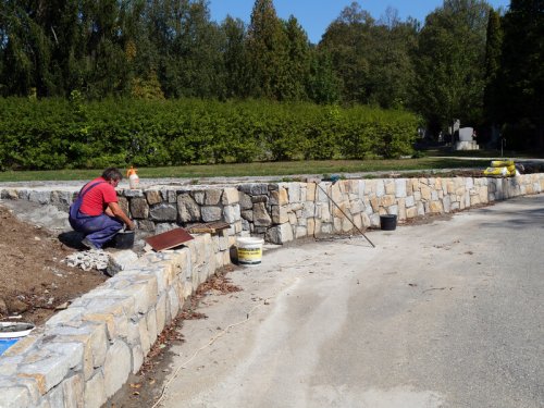 Na hřbitově se brzy začne sázet