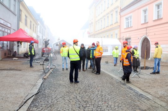 Stavbaři dokončují Komenského ulici